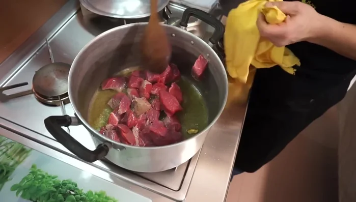 Aggiungere la carne e farla rosolare velocemente da tutti i lati, abbassando la fiamma per evitare che si attacchi. (163.64)