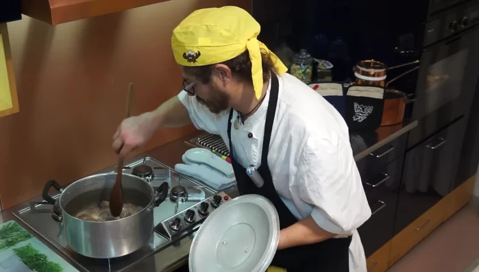 Coprire la pentola, lasciando un piccolo spazio per la fuoriuscita del vapore, e cuocere a fuoco medio-basso per circa 1 ora e 20 minuti - 1 ora e 30 minuti. (245.959)