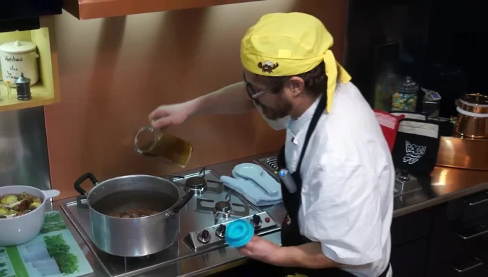 Aggiungere il brodo di carciofi (preparato precedentemente con le foglie di scarto dei carciofi, lessate in acqua per circa 20-30 minuti, poi filtrato) e continuare la cottura per un'altra mezz'ora. (277.68)