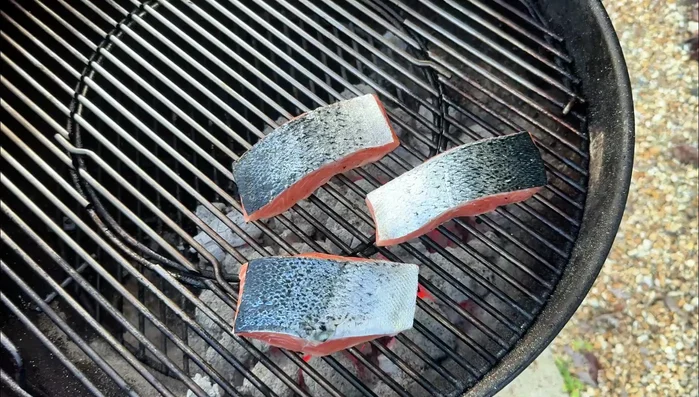 Lasciare cuocere il salmone senza toccarlo per 3-4 minuti con il coperchio chiuso.