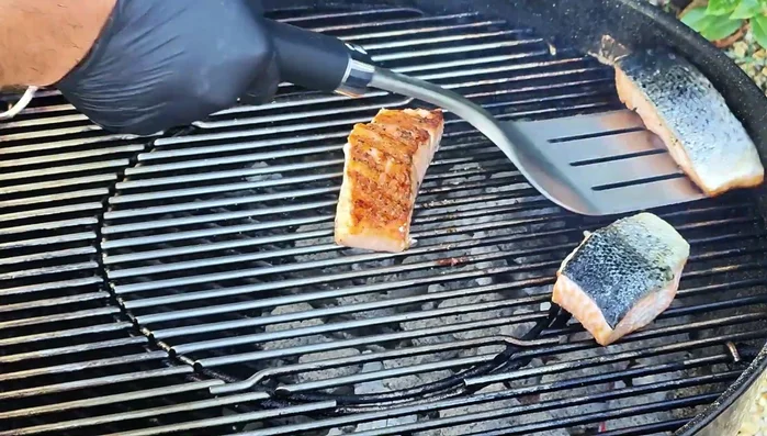 Controllare se il salmone si stacca facilmente. Girare sul lato della pelle usando una spatola o delle pinze.