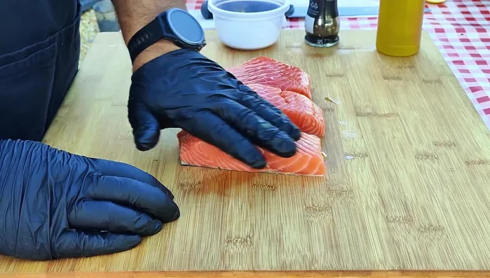 Pungere il salmone con olio d'oliva da entrambi i lati.