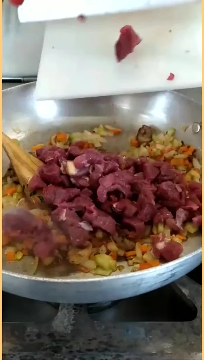 Rosolare la carne d'anatra in un tegame con carote e cipolle, senza aggiungere troppo olio.