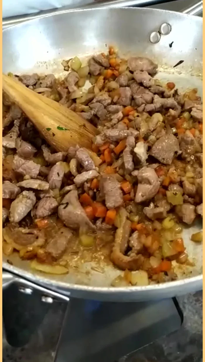 Aggiungere i funghi tagliati e farli insaporire.