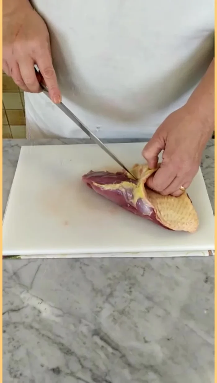 Preparare il petto d'anatra: togliere la pelle (se si usa l'anatra intera) e tagliarla a striscioline. Conservare la pelle per condire.