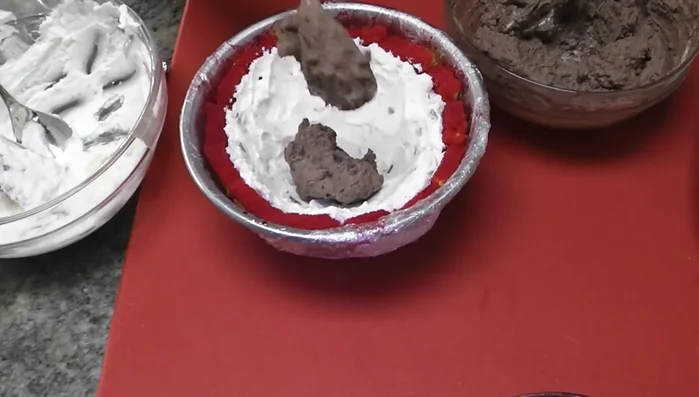 Aggiungere al centro lo strato di panna al cioccolato.