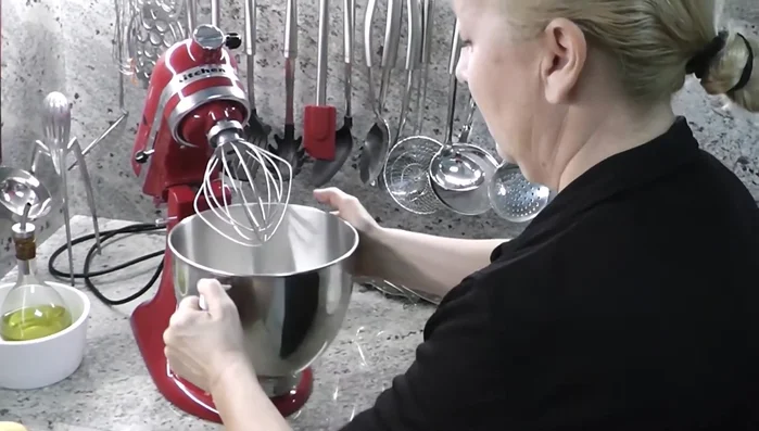 Montare la panna con lo zucchero usando una planetaria o uno sbattitore elettrico fino ad ottenere una consistenza ben soda.