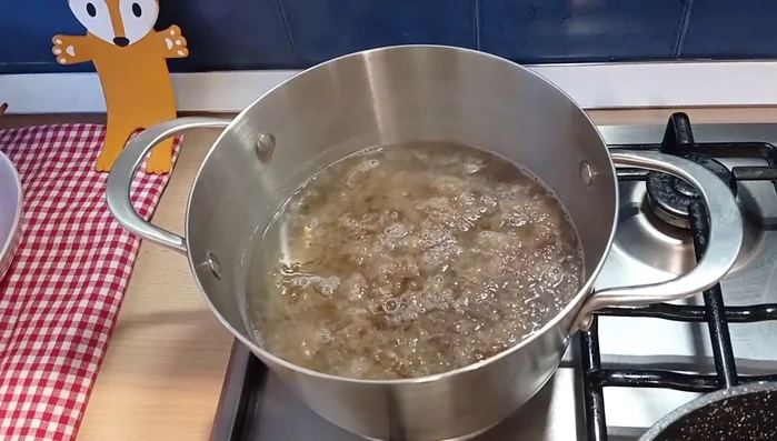 Aggiungere 10 g di Katsuobushi al brodo, lasciare in infusione per 2 minuti, poi rimuovere con una schiumarola. (122.28)