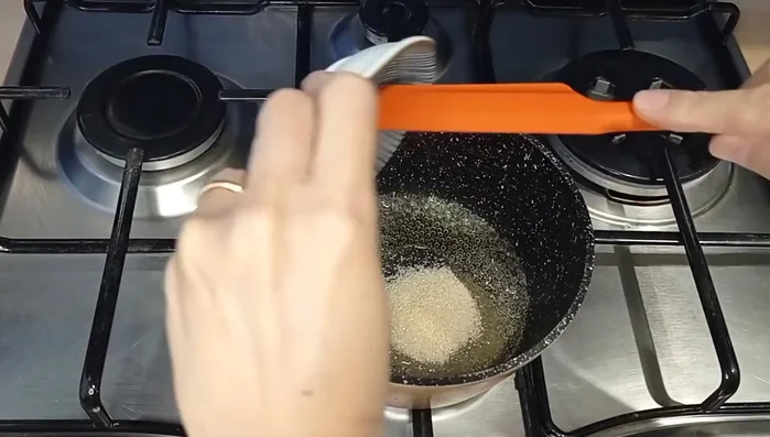 Preparare la salsa: In una pentola, far evaporare 40 g di Mirin. Aggiungere 15 g di zucchero di canna e 75 g di salsa di soia. Portare ad ebollizione e spegnere il fuoco. (158.459)
