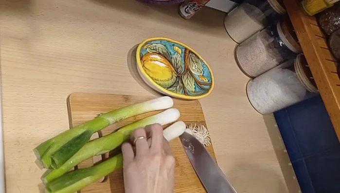 Preparare le cipolle: Tagliare i cipollotti a pezzi di circa 4 cm di lunghezza, usando principalmente la parte bianca. (193.31)