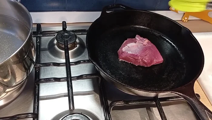 Preparare l'anatra: Tagliare il petto d'anatra a fette di 5 mm di spessore, rimuovendo il grasso in eccesso. Rosolare leggermente la parte della pelle per far uscire il grasso. (226.29)