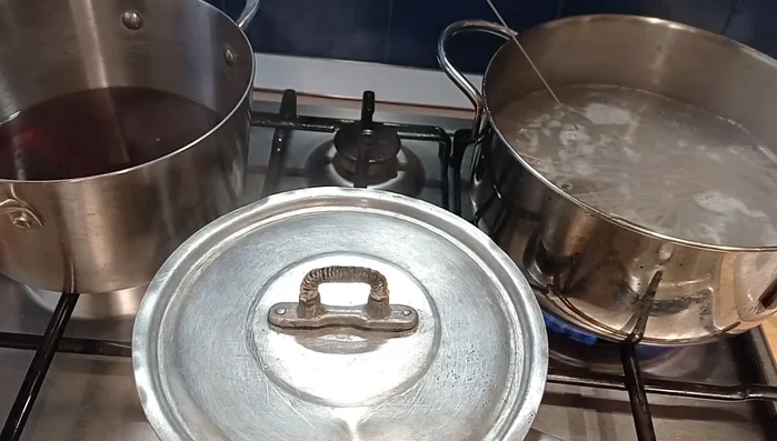 Cuocere gli spaghetti di grano saraceno in acqua bollente senza sale fino a cottura al dente. (324.22)