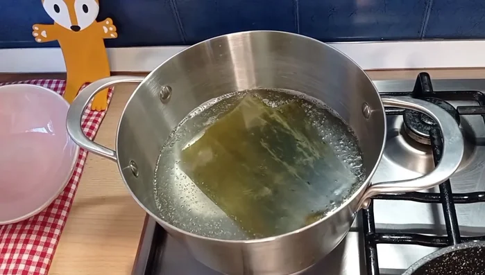 In una pentola, portare a ebollizione 100 ml di acqua con le alghe Kombu. (90.06)