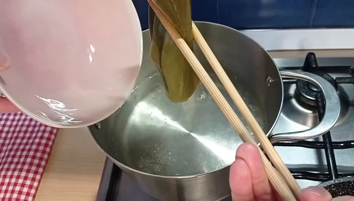 Togliere le alghe Kombu una volta che l'acqua bolle e forma delle piccole bolle. Raffreddare, avvolgere nella pellicola e congelare per un uso futuro. (90.06)