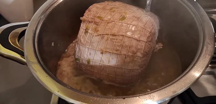 Allungare con 700ml di acqua calda, aggiungere alloro, rosmarino, sale e pepe. Cuocere a fiamma bassa per circa 1 ora e 30 minuti, rigirando spesso e aggiungendo acqua calda se necessario.