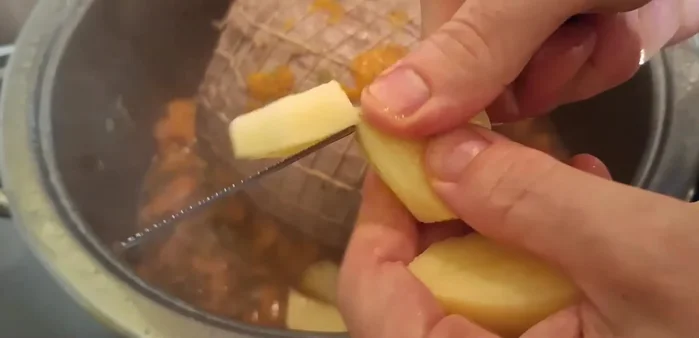 Se si desidera una salsa più corposa, a metà cottura aggiungere mezza patata tagliata a pezzetti.