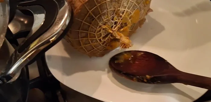 Estrarre l'arrosto, eliminare alloro e rosmarino. Con un frullatore a immersione, frullare il fondo di cottura con le verdure. Se troppo densa, allungare con acqua; se troppo liquida, addensare sul fuoco.