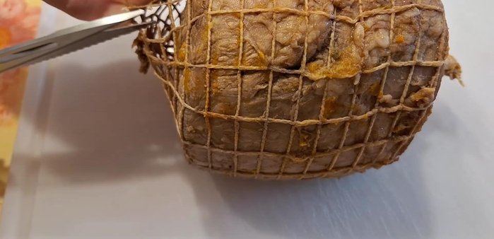 Una volta che la carne è fredda, tagliarla a fettine sottili con un coltello da arrosto per evitare l'effetto sfilacciato.