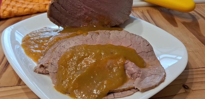 Cospargere le fettine con la salsa di verdure.