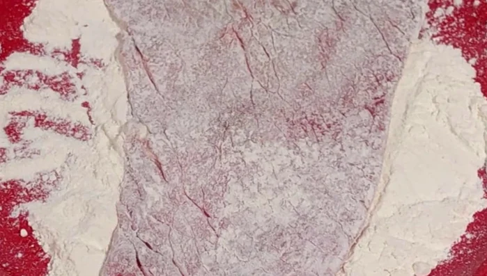 Lasciare riposare le scaloppine infarinate per qualche minuto prima di cuocerle.