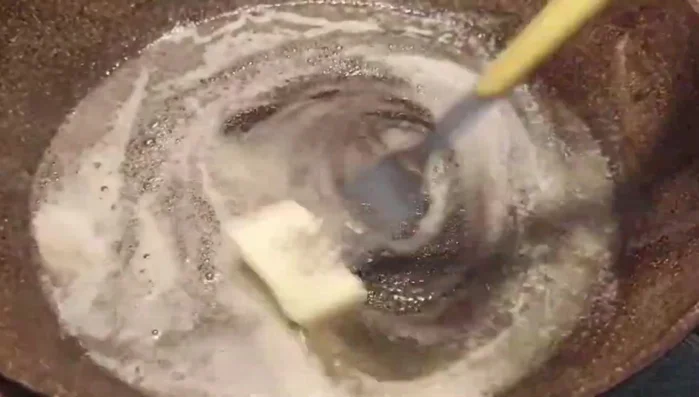 In un'ampia padella antiaderente a fuoco basso, sciogliere il burro fino a quando diventerà liquido.