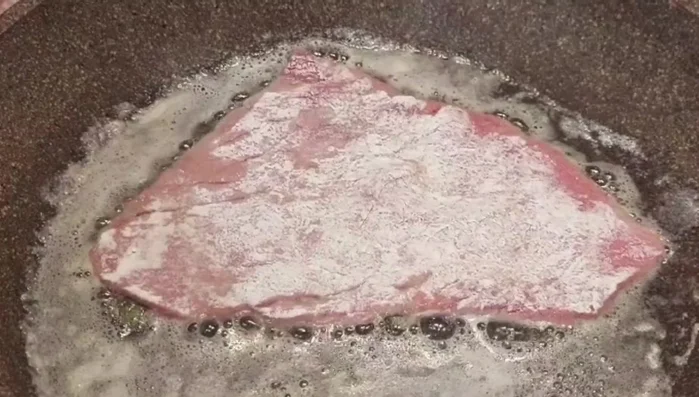 Cuocere le scaloppine fino a quando saranno ben dorate.