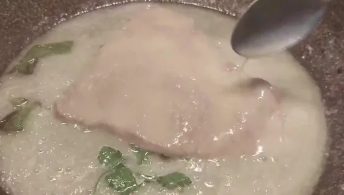 Sfumate con il vino bianco e aggiungere le foglie di salvia. Lasciare cuocere finché il vino non si sarà ridotto e la carne sarà tenera.