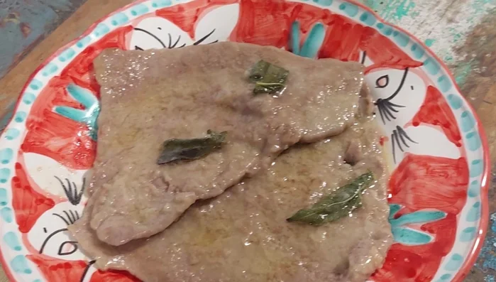 Impiattare le scaloppine su un piatto caldo e irrorarle con il sugo ottenuto dalla cottura. Guarnire con qualche foglia di salvia fresca e servire calde, accompagnate da contorni a piacere.