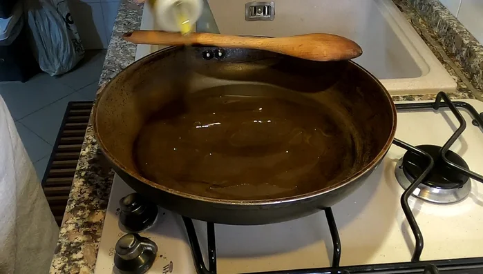 Riscaldare l'olio in una padella e rosolare i pezzetti di agnello da entrambi i lati.