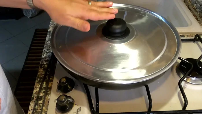 Coprire e cuocere a fuoco basso per circa 45 minuti, o fino a quando l'osso si stacca facilmente dalla carne.