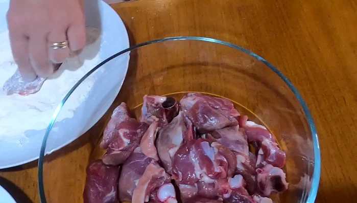 Infarinare la carne di agnello e metterla da parte.
