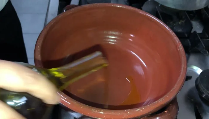 In una pentola capiente, aggiungere un fondo abbondante di olio extravergine di oliva.