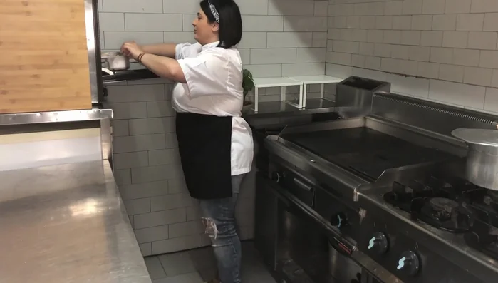 Cuocere in forno a 200 gradi per 25 minuti. Lasciare riposare per 10 minuti prima di servire.