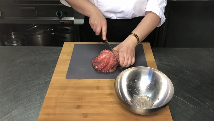 Tagliare il polpo a punta di coltello, cercando di renderlo il più piccolo possibile per creare un 'macinato di mare'.