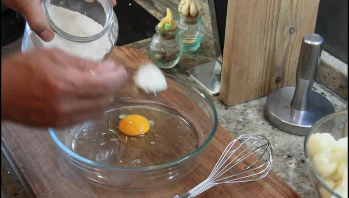 Preparate la pastella: in una ciotola, sbattete un uovo con 1 cucchiaio e mezzo – 2 di farina e 1/2 cucchiaio di latte. La consistenza deve essere densa.