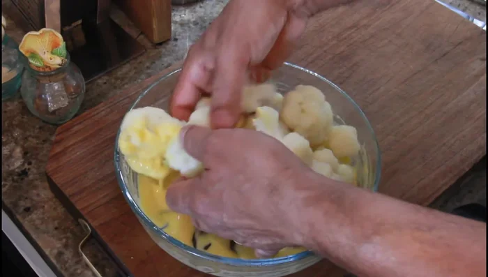 Passate i cavolfiori nella pastella, assicurandovi che siano ben ricoperti.