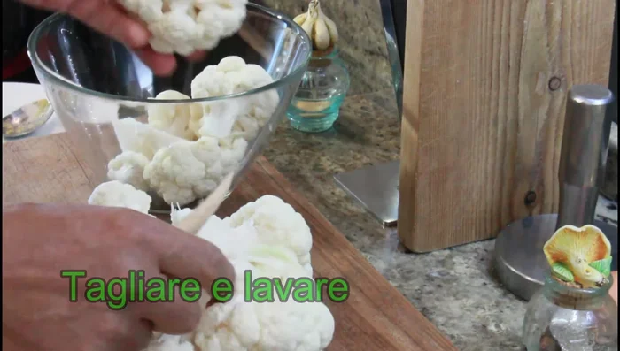 Lavate le cimette di cavolfiore in una bacinella.