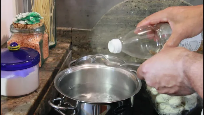 Lessate i cavolfiori in acqua bollente salata con un cucchiaio di aceto bianco e un goccio di miele per 2 minuti. Questo aiuta a mantenere il colore bianco e a eliminare l'odore forte.