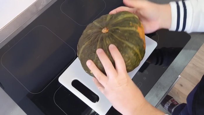 Tagliare la zucca a metà, togliere i semi e dividerla in tre pezzi. Infornare in forno preriscaldato a 180° per circa 40 minuti.