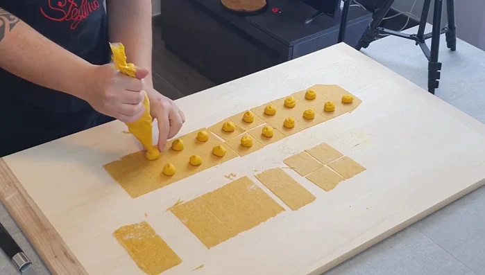 Riempire i quadrati di pasta con il ripieno (ricetta completa su Facebook nel gruppo "In pasta con Stefano") e chiudere i tortelli.