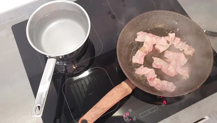 Rosolare il guanciale in una padella. Togliere il guanciale e mettere da parte.