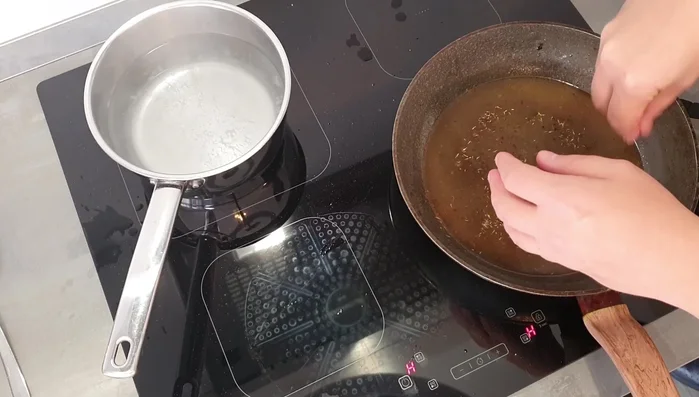 Aggiungere il timo al grasso di cottura del guanciale.