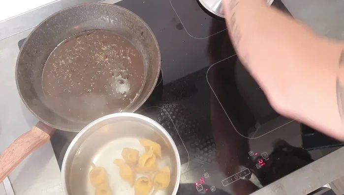 Scolare i tortelli e ripassarli nel grasso del guanciale con il timo, aggiungendo un po' d'olio per cremosità.