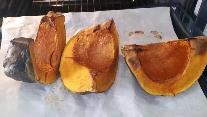 Controllare la cottura bucando la zucca con una forchetta. Togliere la polpa con un cucchiaio.