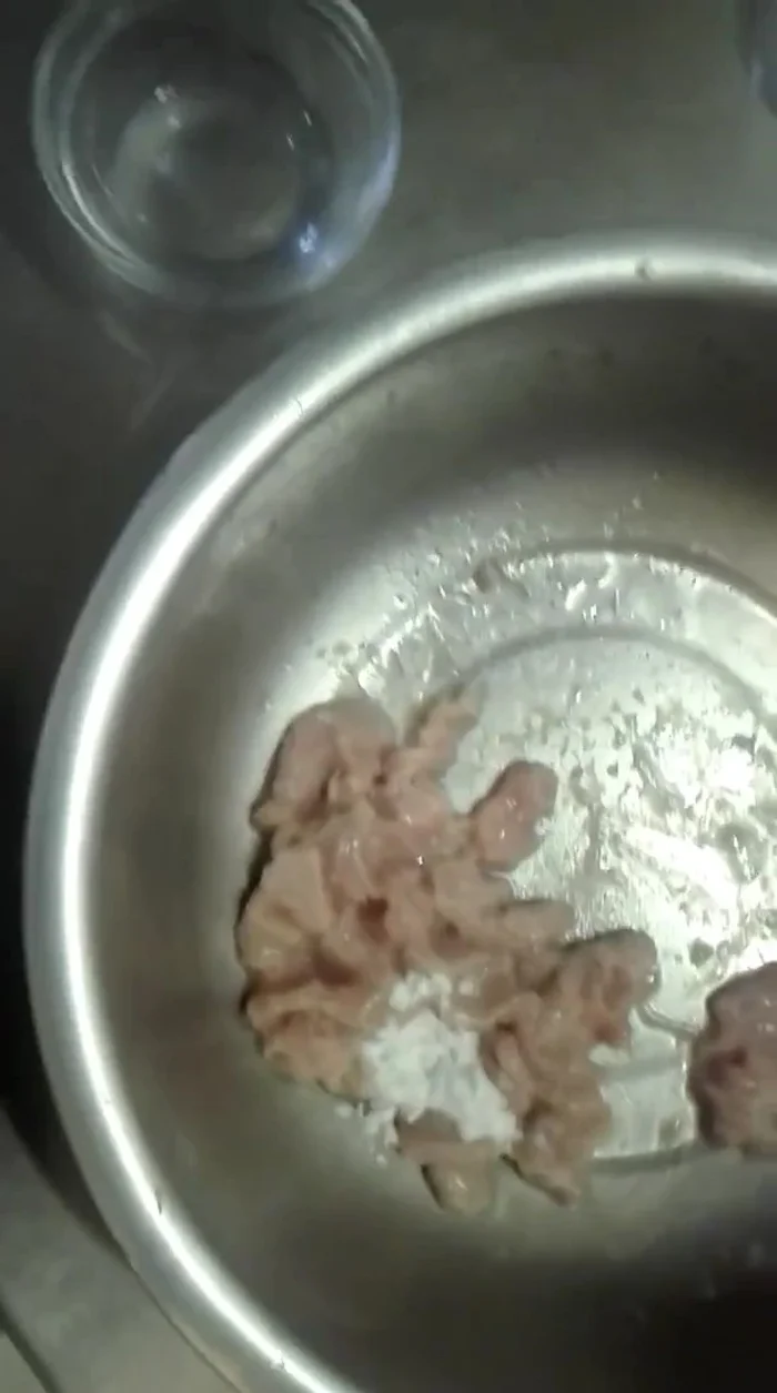 Aggiungere sale e fecola di patate. Mescolare bene.