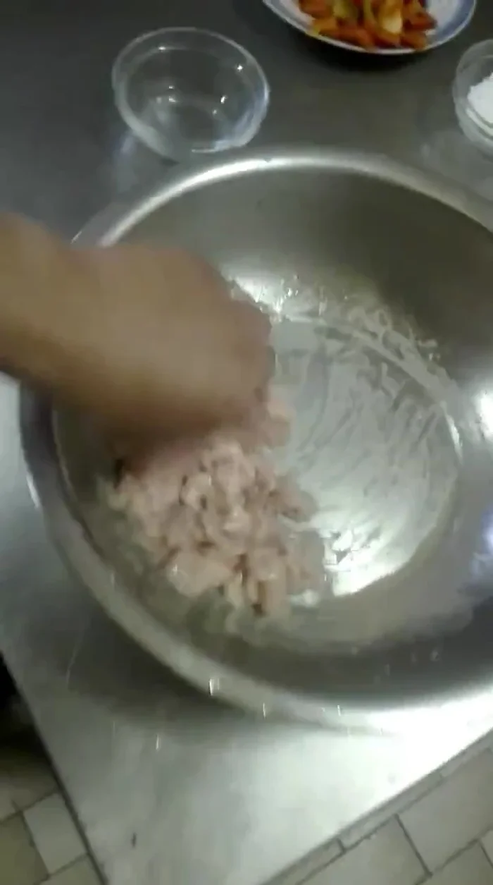 Aggiungere un pizzico di olio per separare i pezzi di carne.