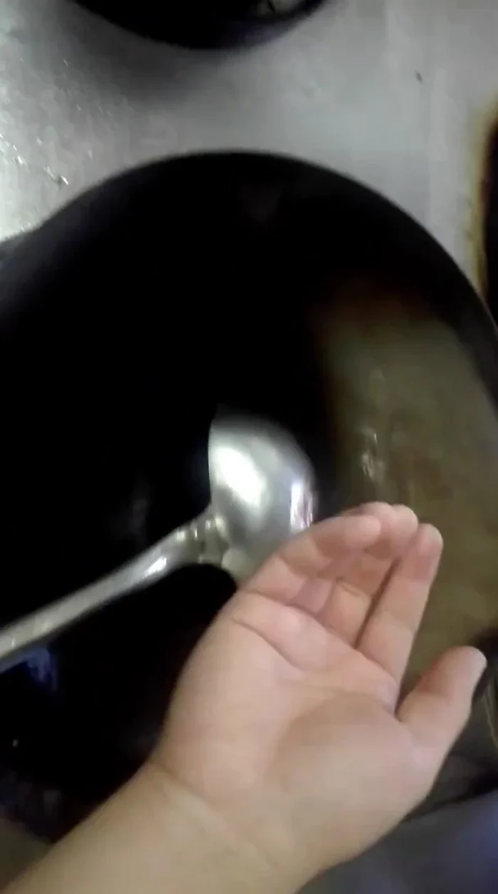Scaldare l'olio nel wok.