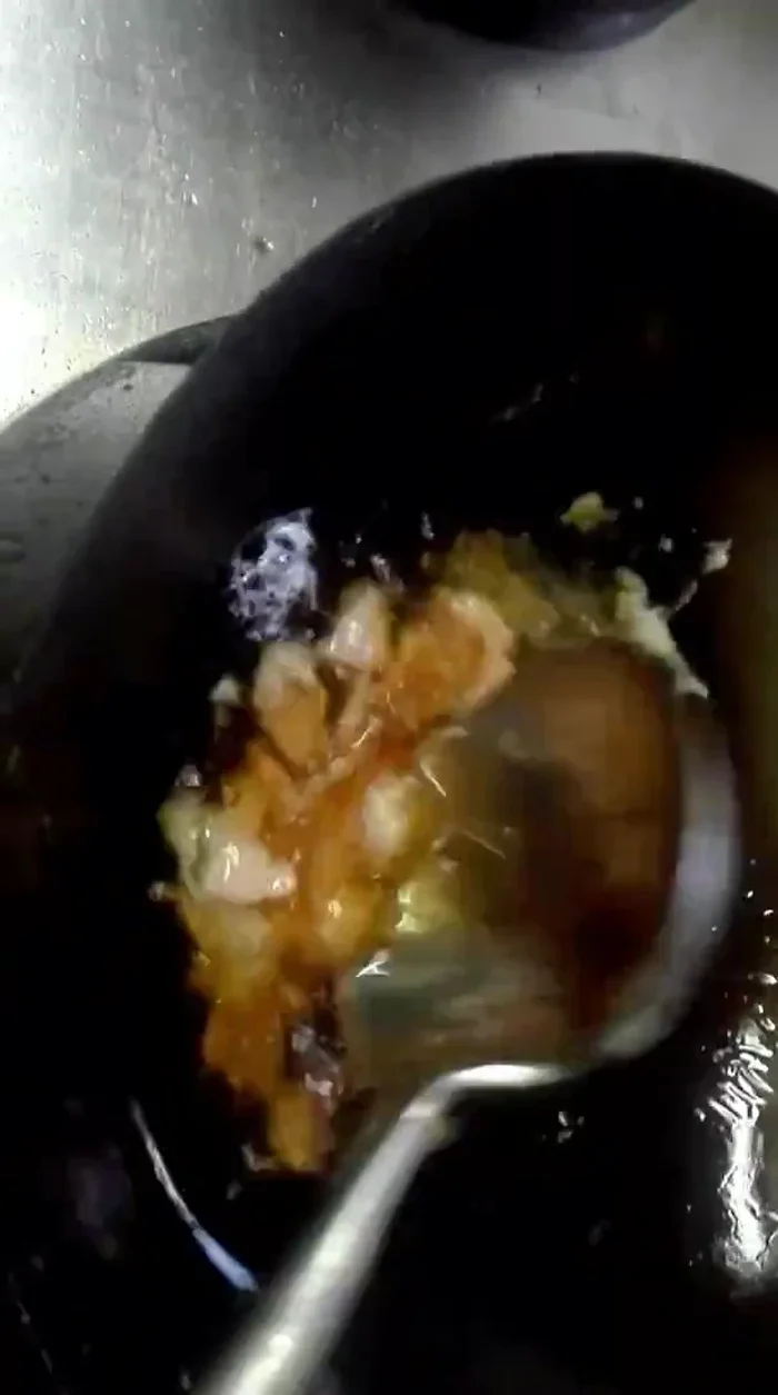 Cuocere la carne, mescolando di tanto in tanto, fino a quando è cotta ma non dura.