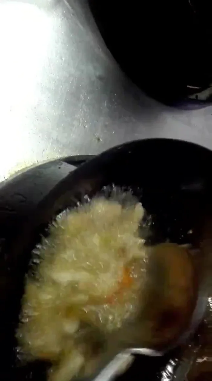 Scolare la carne, eliminando l'olio in eccesso.