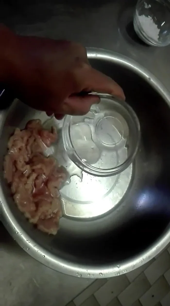 Tagliare il maiale a pezzettini quadrati. Aggiungere poca acqua e mescolare bene per almeno 10 minuti (questo ammorbidirà la carne).